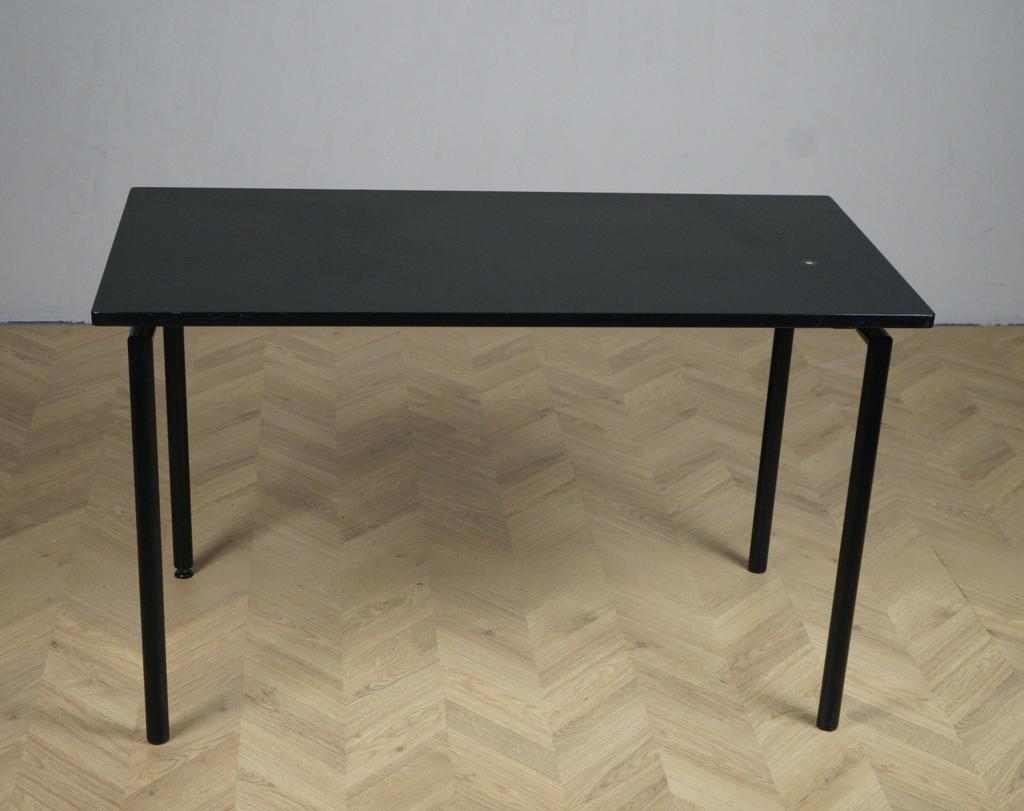 Four Design spisebord i sort linoleum 210x60 cm set forfra – moderne og robust spise- og kantinebord.